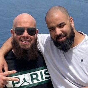 Sufyan Renucci, cofondateur de Chicken Street, à gauche et une autre personne à droite